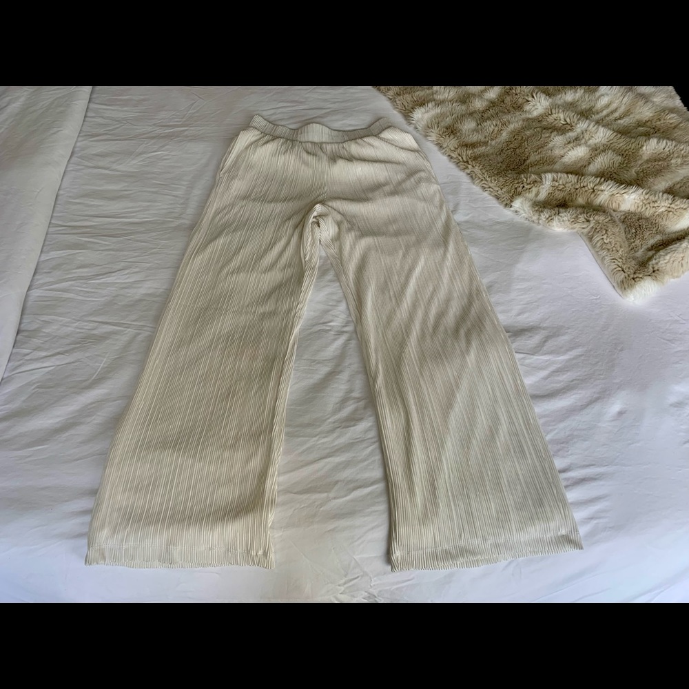 White, wide-leg, plisse plants